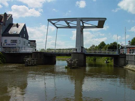 4: DE TOLPOORTBRUG Voor dit project werd een demo-opstelling met Logocontroller en uitbreidingsmodule ontwikkeld.