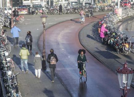 Zorgvuldig werken en communiceren Veel Amsterdammers ergeren zich aan alle kapotte en ongebruikte fietsen die een plek in het rek bezet houden.
