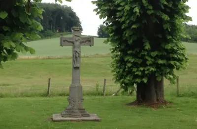 Het hardstenen kruis met de vier lindebomen aan de overkant van de asfaltweg, is hier geplaatst in 1785, door de toenmalige bewoonster van het kasteel Terborgh, Freule Maria Ernastina van