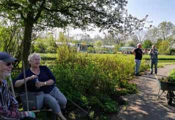 Het mooi maken van ons park is goed gelukt dankzij deze enthousiaste medetuinders. De organisatie lag zoals gebruikelijk in handen van Wim den Boer.