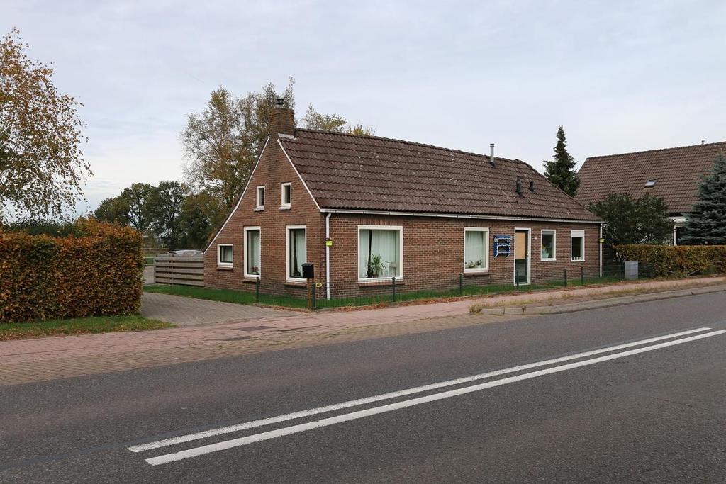 Deze vrijstaande woning met vrijstaande garage, schuur, en carport is gelegen aan de Drentse Hoofdvaart, in het centrum van het dorp.