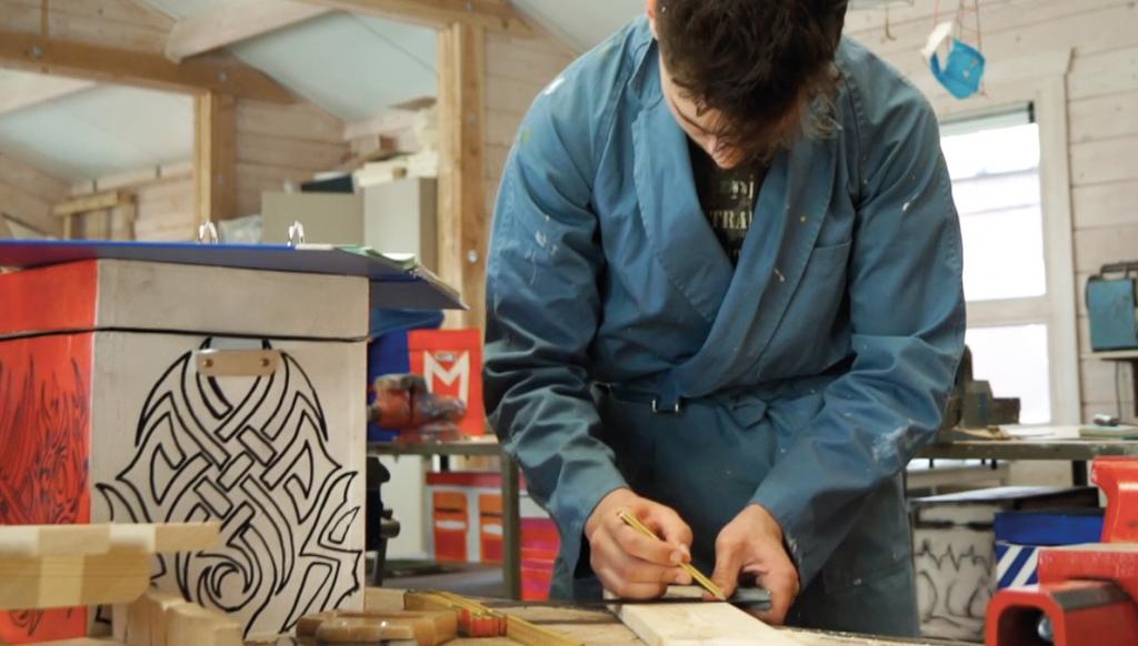 Ze vervaardigen werkstukken uit diverse houtsoorten, metalen en/of kunststoffen en maken gebruik van verschillende gereedschappen.