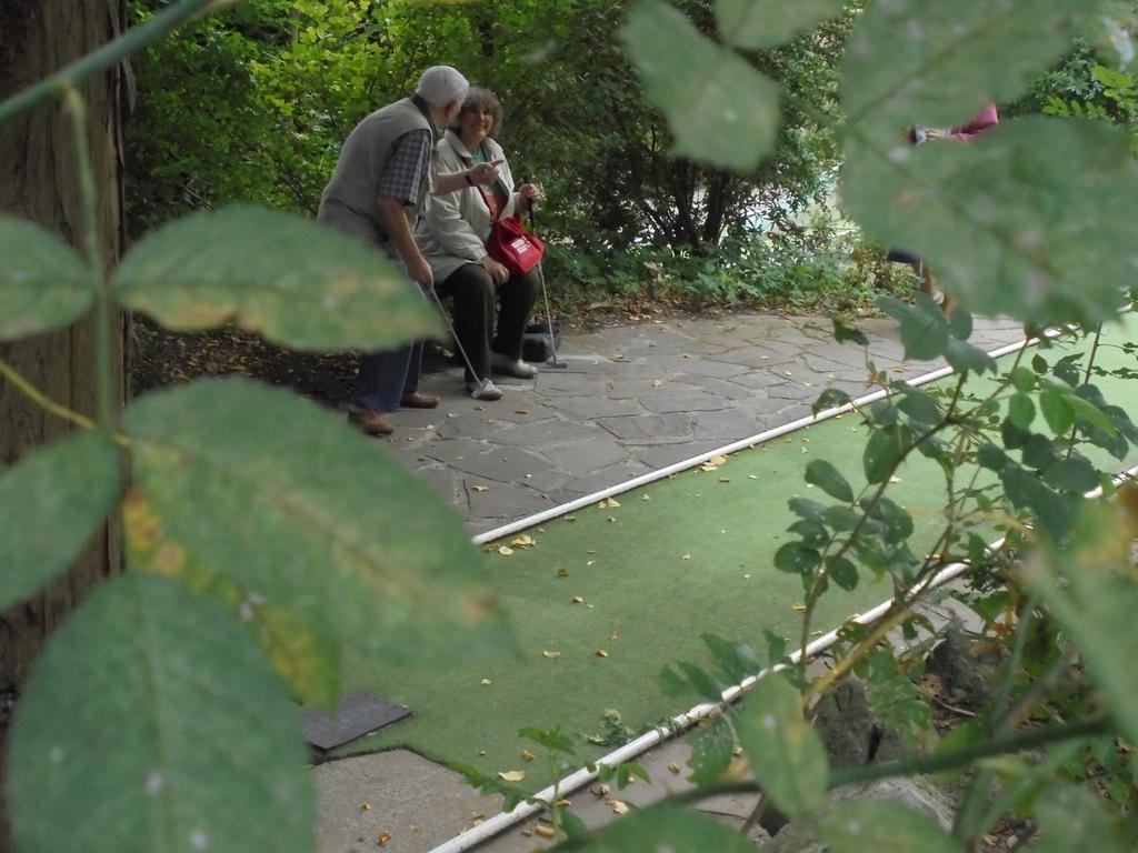 Voorwoord Beste lezers, De herfst wordt ook dit jaar ingeleid met een feestweek. Vorig jaar vierden we 40 jaar vzw Buurtwerk Noordwijk, dit jaar vieren we 50 jaar Manhattanplan.