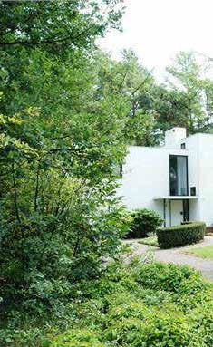 Erf in het bos Zorg dat individuele kavels in het bos rijk beplant zijn met bomen, zodat deze onderdeel zijn van het bos Vooral