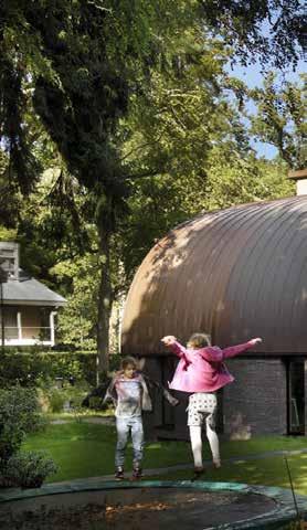 Algemene tips voor bouwen in het landschap Houd de bebouwing eenvoudig Gebouwen in het buitengebied hebben 1 bouwlaag met daarop een eenvoudige, maar beeldbepalende kap.