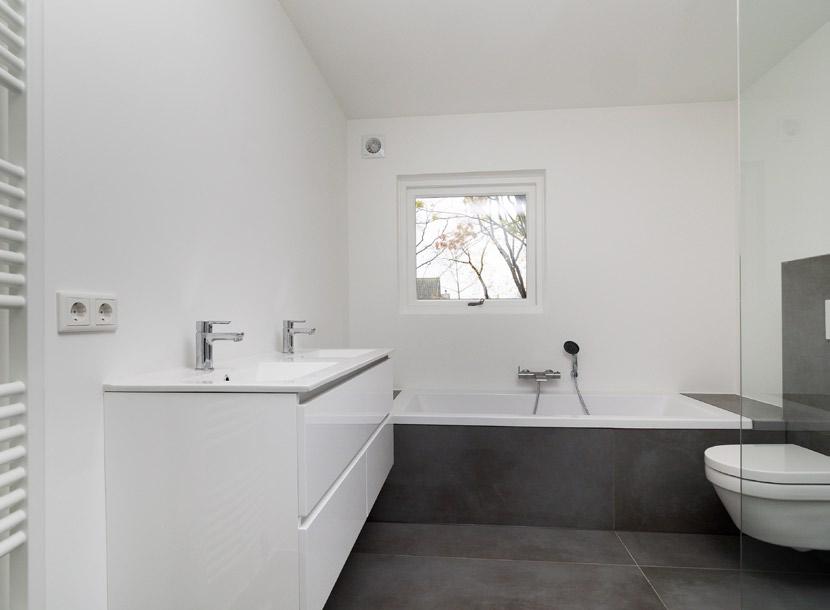Badkamer Deels betegelde nieuwe badkamer met een luxe inloopdouche,