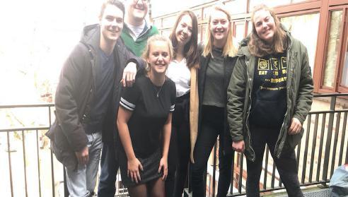 Commissie van de week Introductiecommissie Liefste allemaal! Wij zijn Max (H4), Gijs (H5), Aniek (D3), Dorith (D5), Sanne (D14) en Carlijn (D4) en wij vormen dit jaar de introductiecommissie der U.S.H.C. 2018!