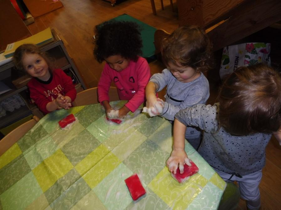 We ontdekten al snel dat wanneer we met water in zeep wrijven er