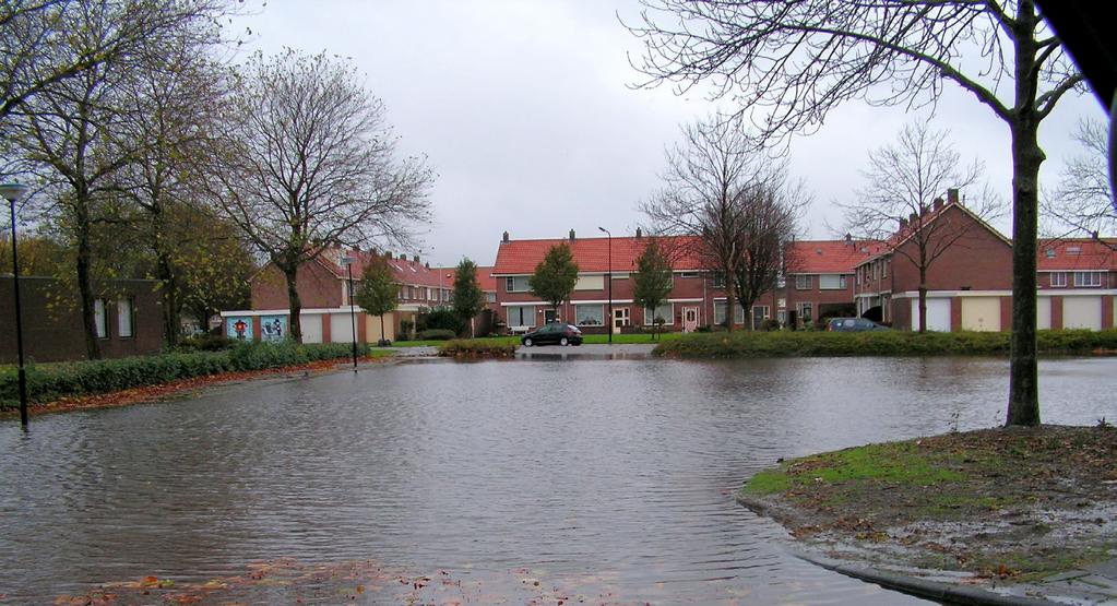 Figuur 6 Een overstroomd parkeerterrein in Edam-Volendam na een zware regenbui. De straten, tuinen en woningen blijven droog. (Bron: gemeente Edam-Volendam) 2.
