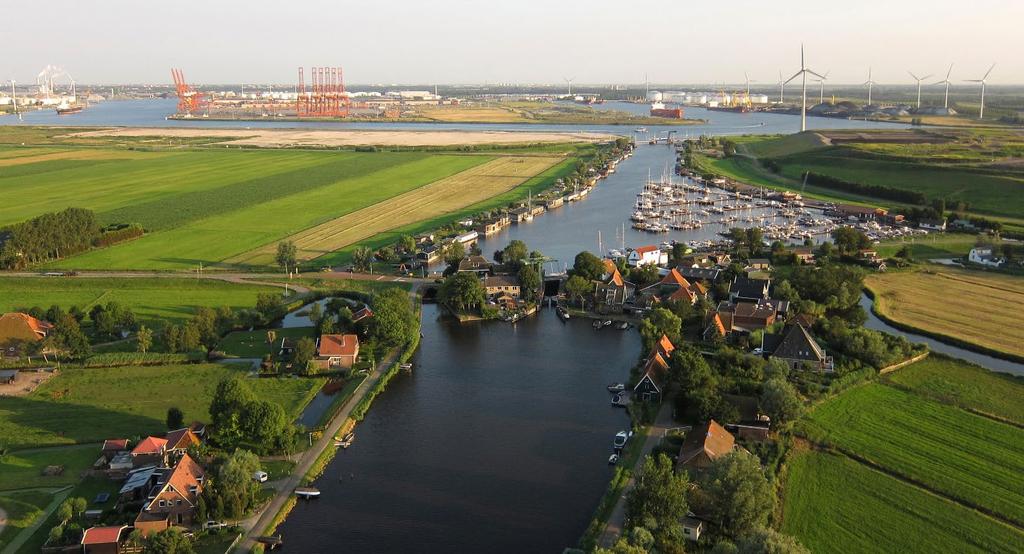 Figuur 7 Uitzicht over de Sluisbrug in Westzaan (Bron: Beeldbank Zaanstad) In een regio die wordt gekenmerkt door het venige landschap en bodemdaling wordt ongewenste wateroverlast en -onderlast zo