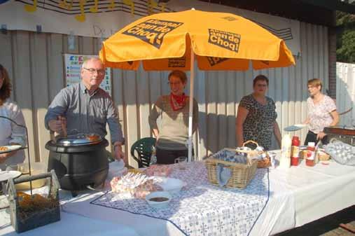 Vervolgens werd in de keuken van het Muziekhome door kok Will Willemsen het water in de ketel gedaan, waarna hij de overige ingrediënten zorgvuldig toevoegde.