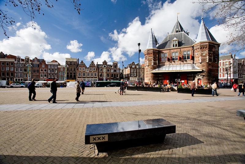 OMGEVING De Geldersekade is gelegen in het historische centrum van Amsterdam, het is een van de oudste grachten
