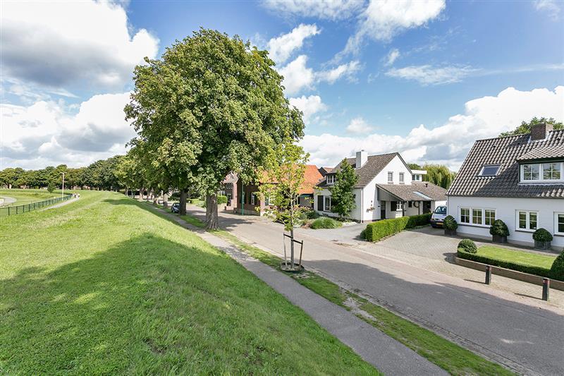 optimale tuinbeleving; Drie slaapkamers en twee badkamers op de verdieping; Extra slaapmogelijkheid op de vide; Geweldige tuin (20 x 52 m.) met groot tuinhuis en loods (6 x 8 m.