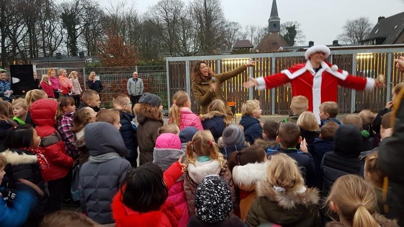 Onlangs nog trok hij het Sinterklaaspak nog aan, omdat hij dacht dat deze niet meer zou op komen dagen. Aangekomen op school stonden alle kinderen voor hem klaar om hem toe te zingen.