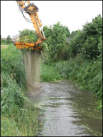 Figuur 14 De verschillende zones bij een beek (bron: Waterschap Aa en Maas, rapport Monitoring beheer watergangen, 2011 ) Beheer en onderhoud, en dus ook het maaien, is van belang voor het bereiken