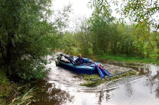 Soms wordt een maaiboot ook voorzien van een opduwframe om gemaaide vegetatie en drijvend vuil te verzamelen.