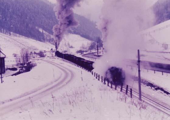 Dinsdag 8 januari Winterse belevenissen bij de Erzbergbahn in de 70er jaren Een beamerpresentatie door Cees Pols Na 1100 kilometer auto rijden over ijzige en besneeuwde toen nog veelal Bundesstraβen