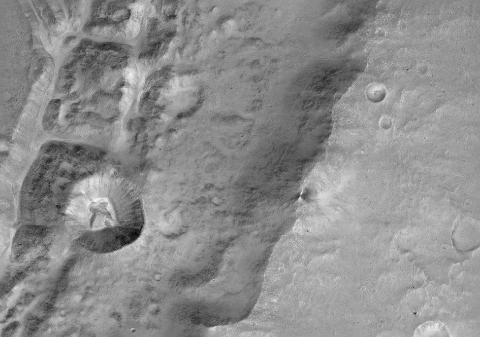 Foto vorige pagina: Foto van de Marsmaan Phobos, gemaakt door het CaSSIS-instrument aan boord van de ExoMars TGO.