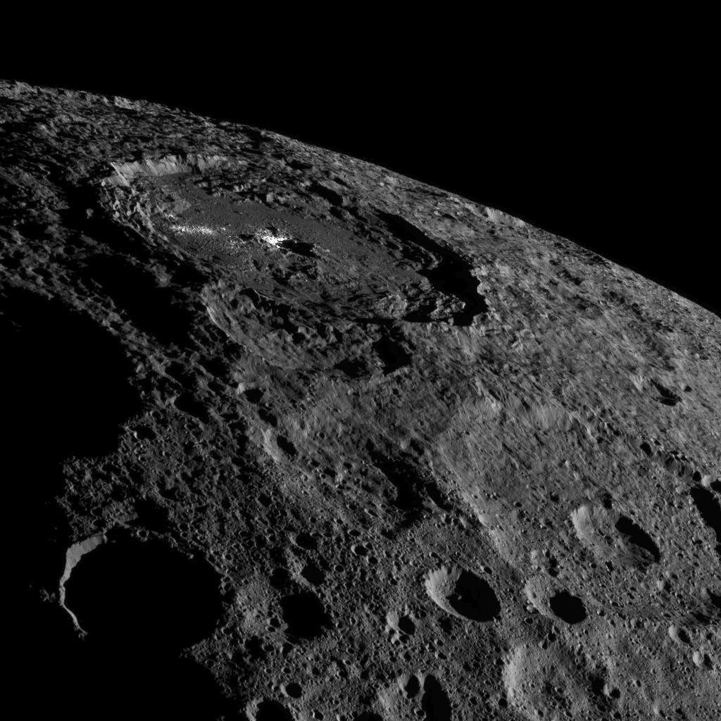 Neem nu onderstaande foto met de 92- kilometer in doorsnede metende Occator krater met een diepte van 4 kilometer. Een krater die 77 keer groter is dan de Barringer krater in Arizona.