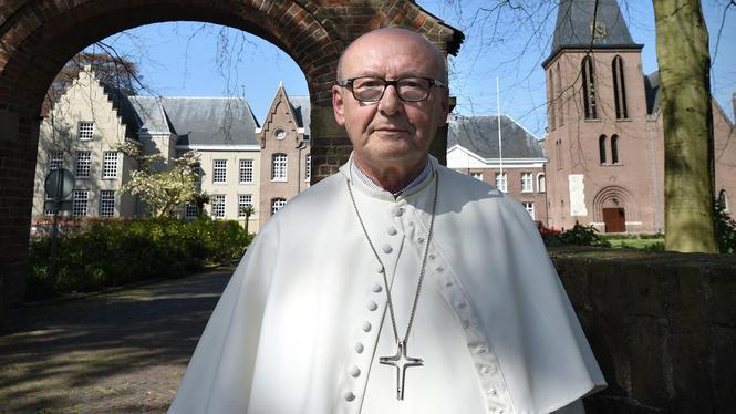 Denis Hendrickx, hij werd 'de rooie pastoor' genoemd. Marcel van den Bergh Linkse lente ontluikt eindelijk in katholieke kerk Vandaag wordt de vooruitstrevende Gerard de Korte bisschop van Den Bosch.