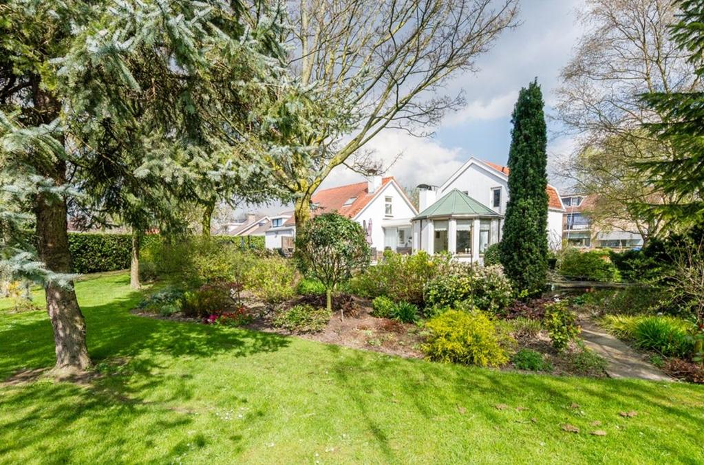 Oudelandseweg 57 2981 BT Ridderkerk Inleiding Deze royale vrijstaande woning is gelegen op een perceel van maar liefst 3.929 m².