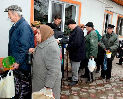 De armoede onder ouderen in Chisinau, de hoofdstad van Moldavië, maakt de rijen voor de lokale gaarkeuken steeds langer. Maar steeds meer mensen moeten zonder eten worden weggestuurd.