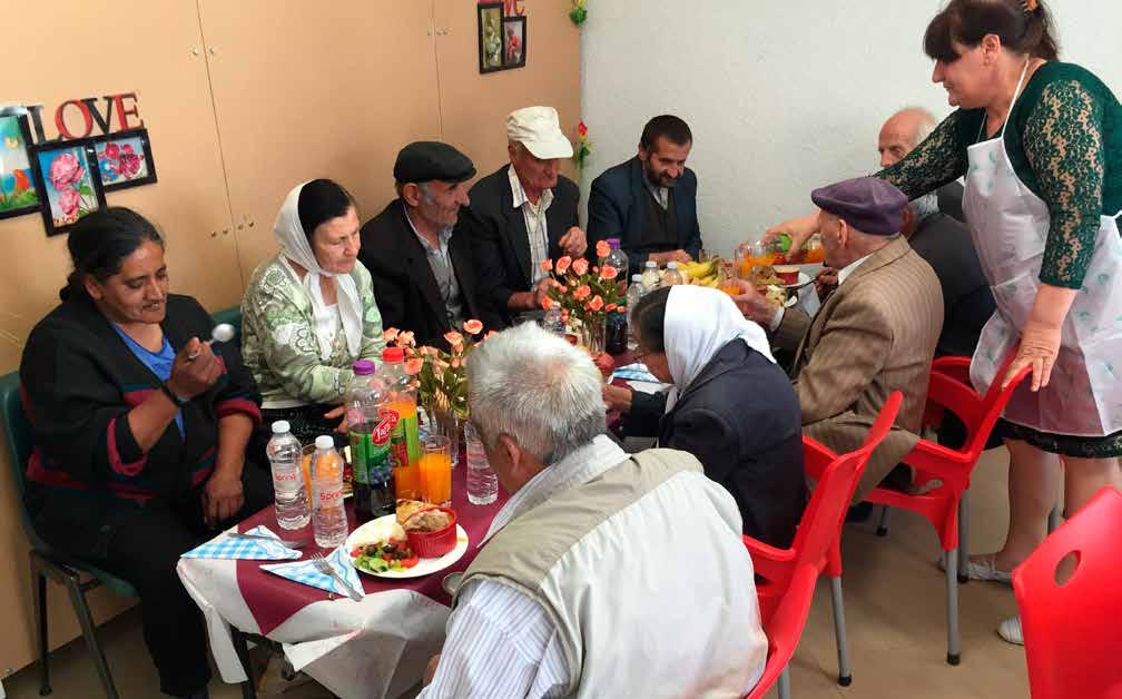 En ze zijn erg blij met elkaars gezelschap. Nog eens tien ouderen die zelf niet naar de gaarkeuken kunnen komen krijgen een maaltijd thuis. Ook zijn de huisjes van Ali en Hata opgeknapt.