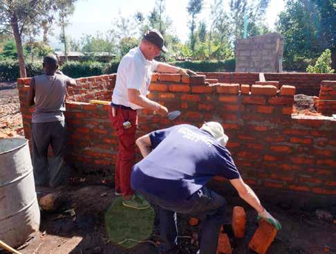 Vrijwilligers MAX Maakt Mogelijk zet de samenwerking met de Stichting Bouw Woningen in Tanzania van Joop en Martin, die begon in 2015, voort in 2016.