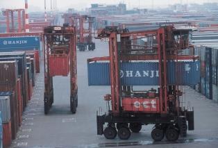 Uitkomst van de marktconsultatie van het Project Mainportontwikkeling Rotterdam (7) is eveneens dat de containersector behoefte heeft aan ruimte in de haven van Rotterdam, zowel voor uitbreiding van