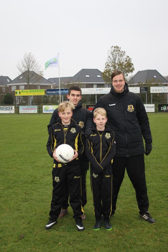 VVW - VIOS-W 3-3 We moesten om ons kwart over één melden bij de bestuurskamer van VVW. Daarna gingen we naar het veld toe, om met de spelers van het eerste elftal mee te doen met de warming-up.