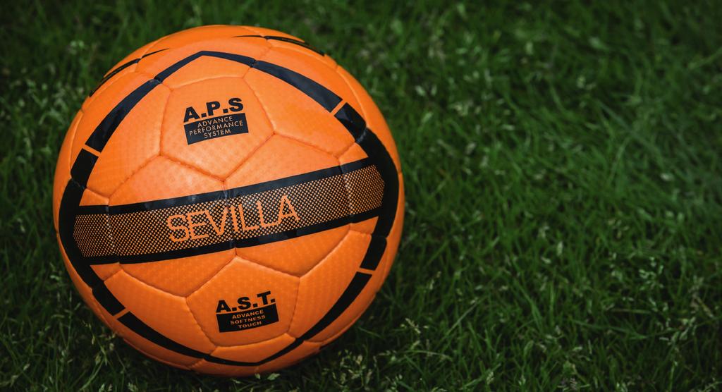 SEVILLA Sevilla Oranje artikelcode: P820000-227-5 Ideaal voor avondwedstrijden of bij winterse omstandigheden Het nieuwe design van de PRIMERASTAR Sevilla is een speciale uitvoering met een extra