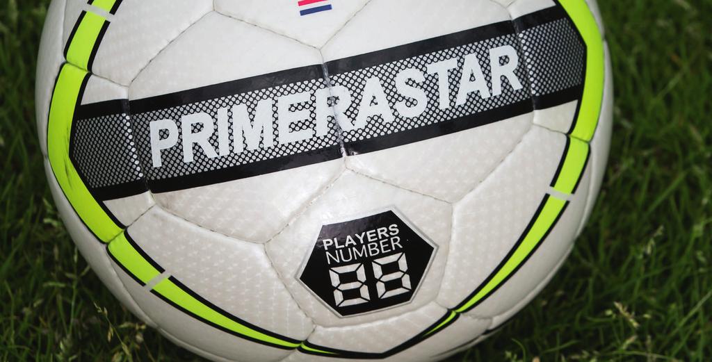 WIST JE DAT? DE BAL MET GEVOEL! Voordat de bal uitgevonden was werd het voetbalspel gespeeld met een varkensblaas. Vroeger werden ballen gemaakt van leer.