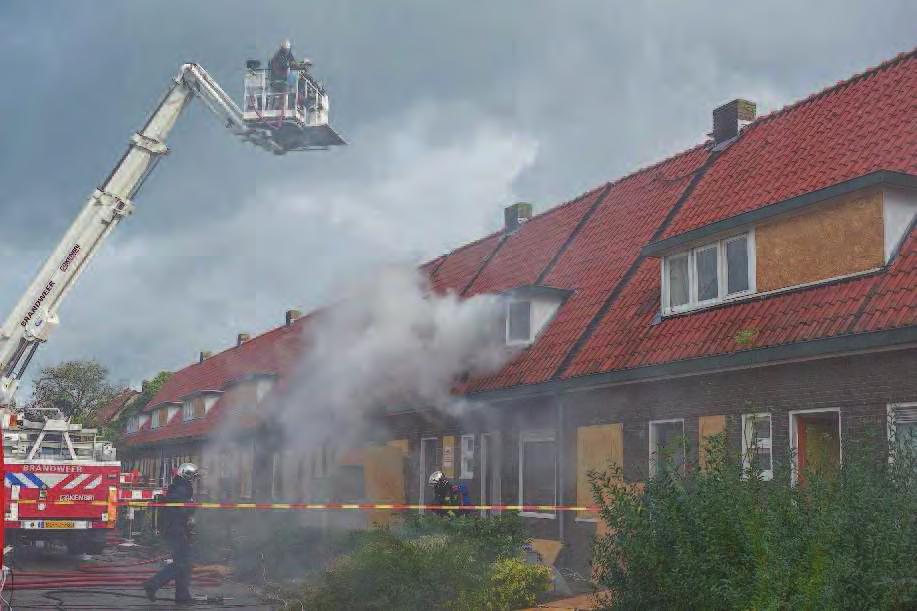 De vader ziet nog net kans om via de voordeur de woning te verlaten en belt de brandweer. De deur tussen de woonkamer en de hal en de voordeur blijven open staan.