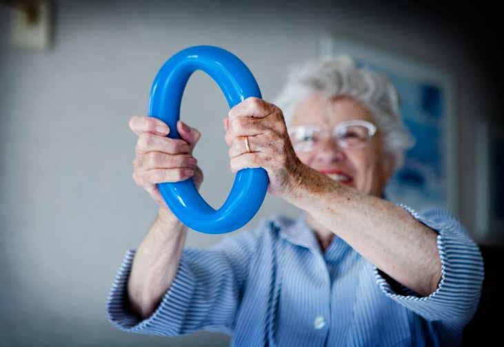 Dossier Opvangvoorzieningen voor zorgafhankelijke ouderen: de alternatieven bevorderen De veroudering van de bevolking en het antwoord op de toenemende zorgbehoeftes en aangepaste hulp zijn enkele