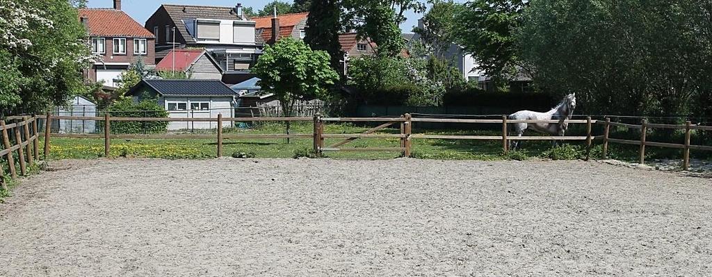 Paardenweide Vanuit de achtertuin is via een af te sluiten poort de paardenweide bereikbaar.