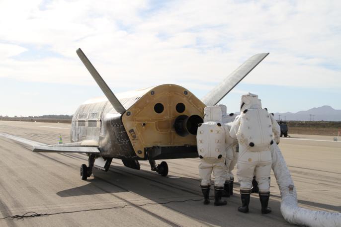 gemaakt dat technici onderzoek doen naar een experimenteel aandrijfsysteem op de X- 37B. Ook worden een aantal materialen bestudeerd betreffende de duurzaamheid aan blootstelling in de ruimte.