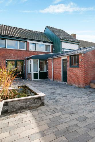 Eerste verdieping Aankomend op de overloop van de eerste verdieping heeft u toegang tot 3 slaapkamers en de badkamer. Het plafond is voorzien van gips. De wanden zijn afgewerkt met earth coating.