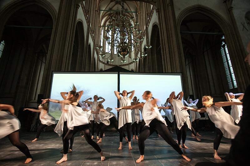 On Stage is een productie gemaakt in 10 weken met enthousiaste amateurs uit de regio aangevuld met een aantal professionele muzikanten en makers