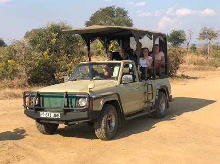 s Ochtends vroeg vertrokken we met jeeps naar Mikummi National Park waar we de hele dag op safari gingen.