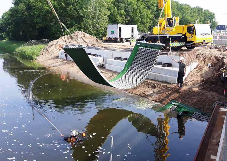 hijsgereedschap en een zoomconstructie, die fabrieksmatig in het geotextie is aangebracht.