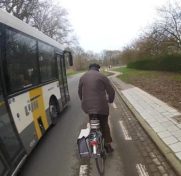 Je hebt het daarnet gezien met die bus, die schuurt naast ons he. En dat is zeer gevaarlijk.