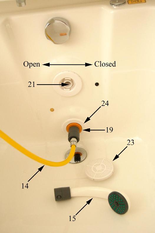 Instructies voor desinfectie van de whirlpool Het desinfecteren van de whirlpool Bij het TR 992 bad met optie whirlpool wordt een desinfectie opzetstuk (19) bijgeleverd voor desinfectie van de
