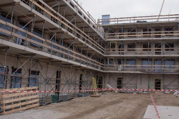 Achter het gebouw, bij de ingang naar de parkeerplaatsen, plaatsen we een verkeersbord waarop staat dat de parkeerplekken uitsluitend bestemd zijn voor bewoners.