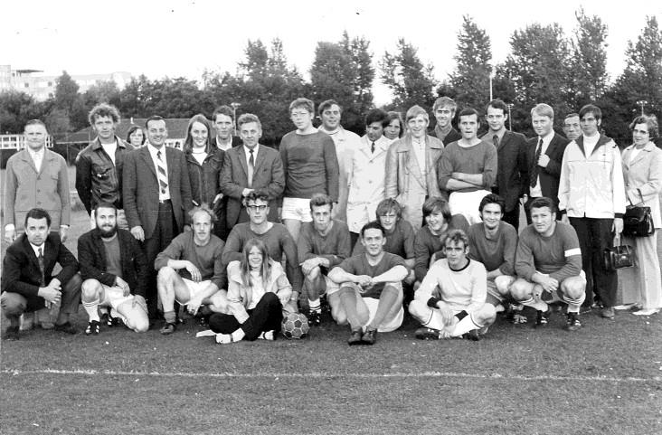 Het voetbalteam van Ocriet en de supporters. In de zomermaanden speelden zij s avonds tegen andere bedrijfsteams uit de omgeving; o.a. van Polynorm, de Knopenfabriek en De Graaf s Bakkerijen te Bunschoten.