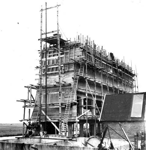 Een indruk van de bouw van de in compartimenten voor zand en grind verdeelde rechthoekige silo in 1952.