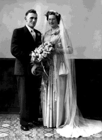 Na een aantal jaren op het Willemserf woont Theo met zijn gezin sinds 1999 op Wakkerendijk 152. (2) Petrus Everardus van t Klooster (1917-1994) trouwt in 1952 met (3) Maria Geertruida Gieskens (geb.
