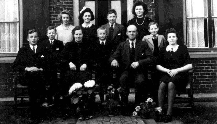 Gijsbertus Joseph Gieskens en Theodora Horst. Achterste rij v.l.n.r. de kinderen Sien, Annie, Cees en Marie Gieskens. Voorste rij v.