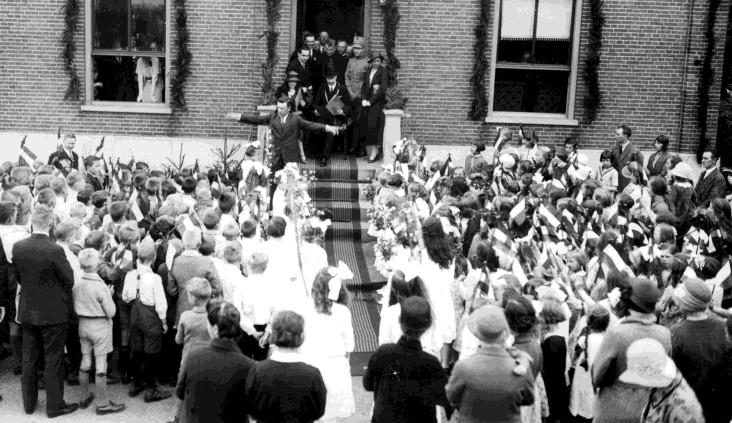 Bijzondere schenking Aubade in 1932 voor het toenmalige gemeentehuis (nu Wakker ). Dit was een onderdeel van het feest toen Jhr. Rutgers van Rozenburg 25 jaar burgemeester van Eemnes was.