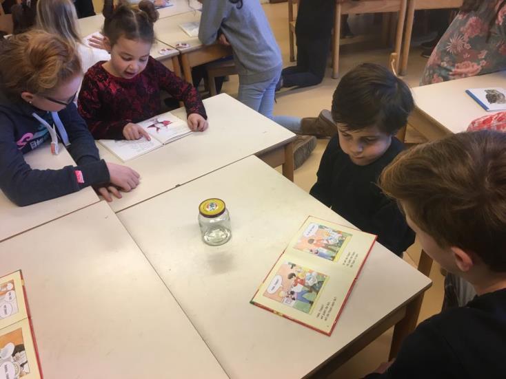 Duolezen groep 3 en 8 Als oudsten van de school krijgen de kinderen van groep 8 zo nu en dan een belangrijke taak.