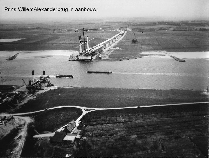 De Heemkundevereniging probeert het verleden van Leeuwen te bewaren stamboomonderzoek, oude foto,s, bidprentjes, krantenartekelen en historisch onderzoek.